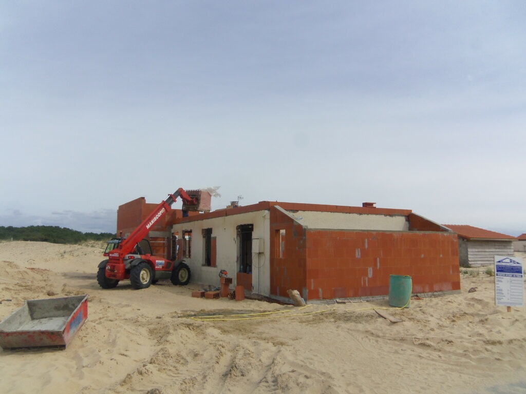 maison en construction réalisée par robert cassagne, maçon à seignosse