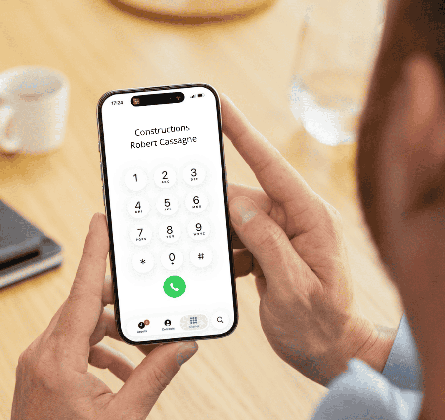 personne en train de contacter une entreprise d'assainissement dans les landes