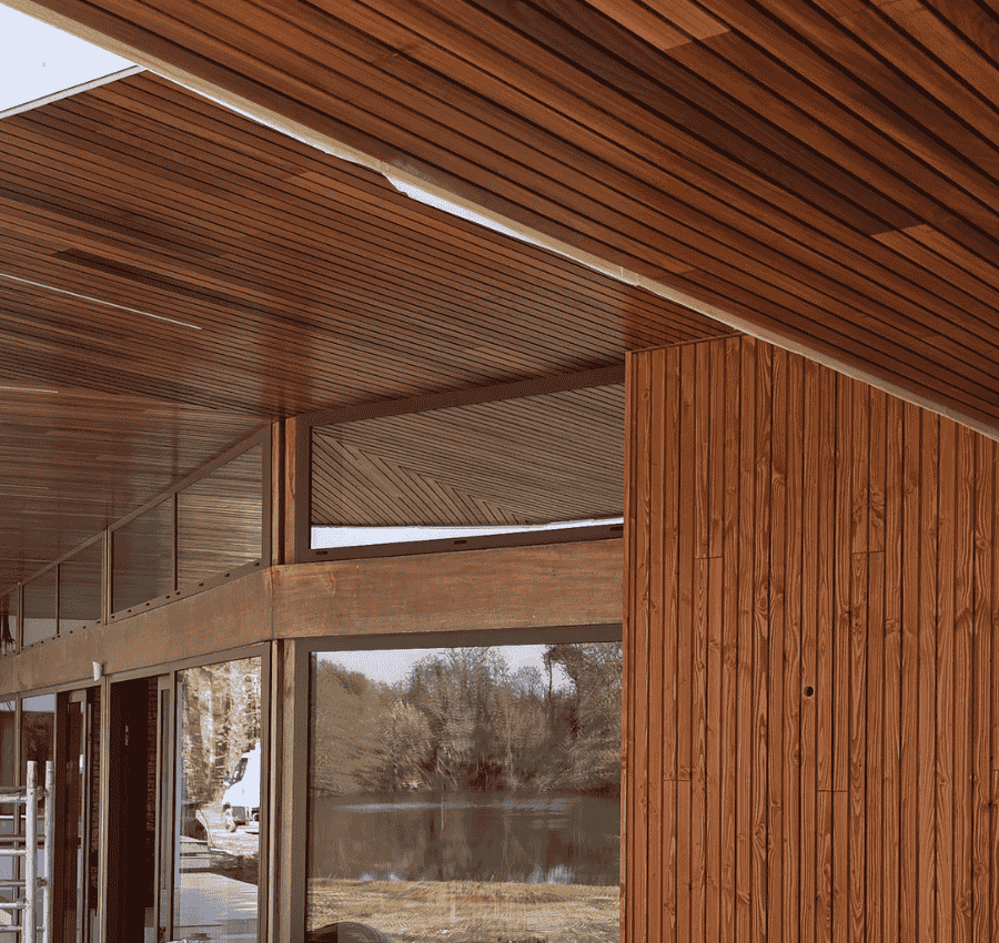 charpentier en train de faire des travaux