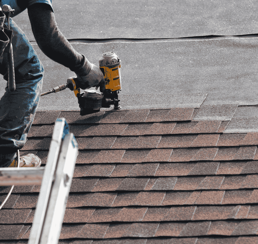 couvreur en train de faire des travaux de couverture à seignosse